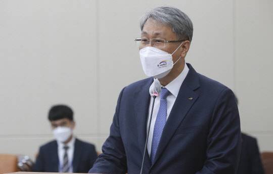 박재현 한국수자원공사 사장이 18일 오전 서울 여의도 국회에서 열린 환경노동위원회의 국정감사에서 업무보고를 하고 있다. 연합뉴스