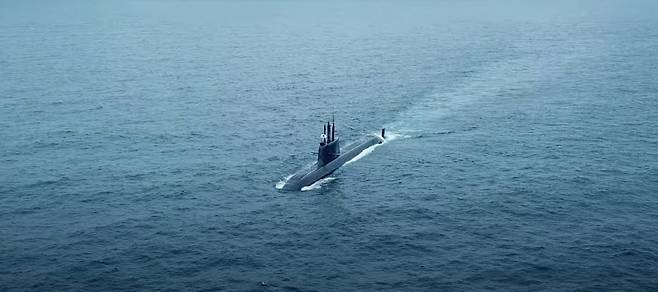 SLBM 발사를 준비하고 있는 도산안창호함. 잠수함에서 미사일을 발사하면 발사 위치를 은폐하거나 유리한 위치로 움직여 발사할 수 있는 장점이 있다. (출처: 청와대 유튜브 캡처)