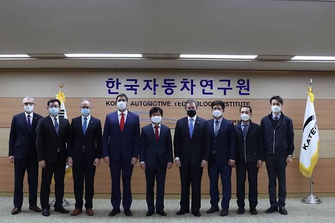 한국자동차연구원 허남용 원장(왼쪽 다섯번째부터)과 파라과이 산업부 루이스 알베르토 카스틸리오니 장관 등이 18일 한자연 본원에서 기념촬영을 하고 있다.