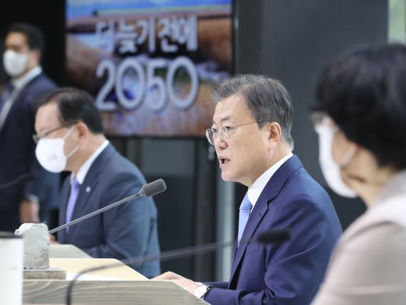 문재인 대통령이 18일 서울 용산구 노들섬 다목적홀에서 열린 2050 탄소중립위원회 제2차 전체회의에 참석해 발언하고 있다. 뉴시스