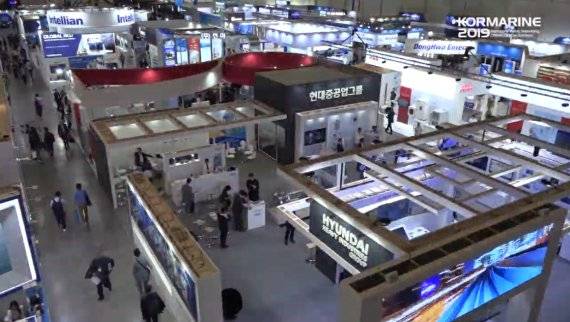 19일부터 22일까지 4일간 부산 벡스코 제1전시장에서 2021 부산국제조선해양대제전(코마린, 2021 KORMARINE)이 개최된다. 사진은 2019년 전시의 모습