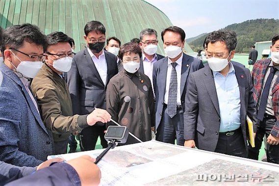 제주도의회 환경도시위원회가 28일 오전 제주시 오등봉공원 민간특례사업 부지를 방문해 사업 추진 현황을 살펴보고 있다. [사진=제주도의회 제공] 2021.04.28.