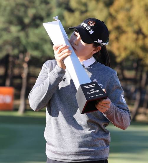 한국여자프로골프(KLPGA) 투어 동부건설-한국토지신탁 챔피언십 우승을 차지한 이정민 프로. 사진제공=KLPGA