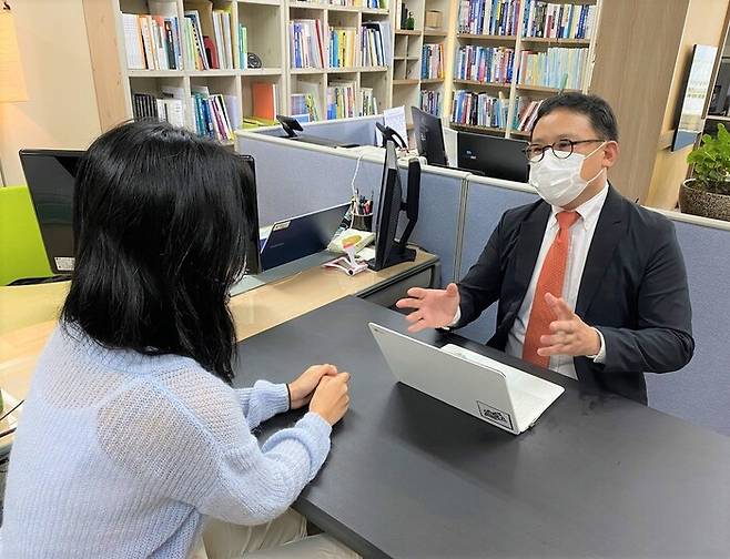 지난 12일 오후 유수민(인하공전 비서과2) 학생이 윤필현 교수와 진로에 관한 상담을 하고 있다.