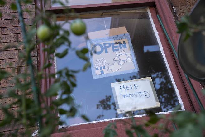 14일 미국의 수도인 워싱턴 DC의 한 레스토랑에 인력을 구한다는 안내문이 붙어 있다. 코로나19 대유행이 끝나가며 미국에선 노동력 부족 현상이 심해지고 있다. 워싱턴/UPI 연합뉴스