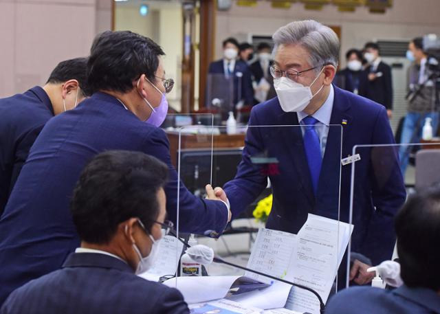 더불어민주당 대선 후보인 이재명 경기도지사가 18일 경기도 수원시 경기도청에서 열린 국회 행정안전위원회의 경기도에 대한 국정감사에서 질의가 끝난 뒤 국민의힘 의원들과 인사하고 있다. 수원=국회사진기자단