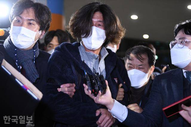 미국에 체류 중이던 대장동 개발 로비·특혜 의혹의 핵심 인물 남욱 변호사가 18일 인천국제공항 제2여객터미널을 통해 귀국하자마자 검찰 관계자들에 의해 체포, 압송되고 있다. 류효진 기자