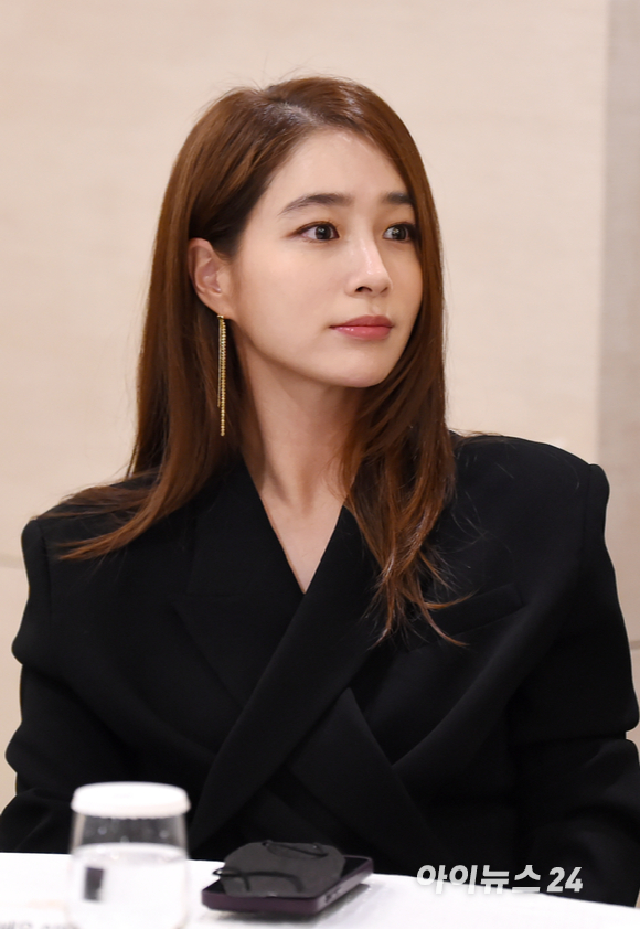 Actor Lee Min-jung, who was selected as Photogenic of the Year, is attending the awards ceremony and shining his place.The awards ceremony was attended by only a minimum number of people in accordance with the governments guidelines.