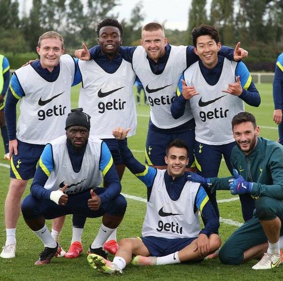 토트넘이 16일 구단 SNS에 올린 사진. 손흥민(윗줄 오른쪽)의 표정이 밝다. [토트넘 페이스북]