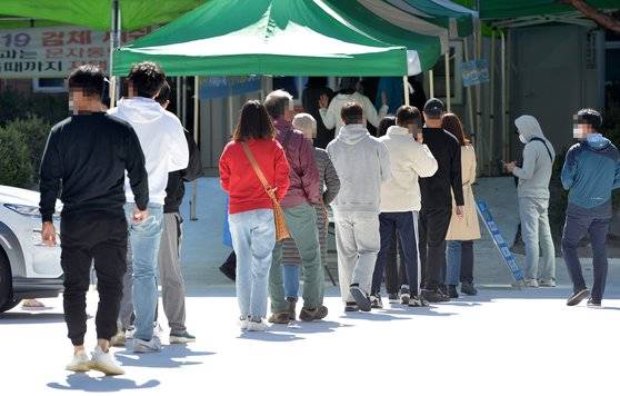코로나19가 확산하고 있는 가운데 휴일인 17일 오후 대전의 한 코로나 선별검사소를 찾은 시민들이 검사를 받기위해 길게 줄 서 있다. 프리랜서 김성태