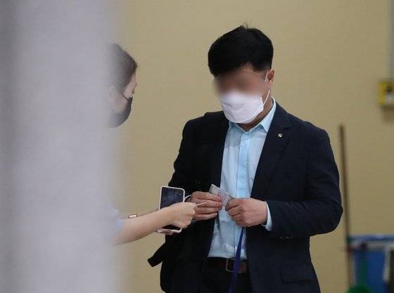 김문기 성남도시개발공사 개발1처장이 지난 6일 오후 서울 서초구 서울중앙지방검찰청으로 성남시 대장동 개발사업 특혜 의혹 관련 조사를 받기 위해 출석하고 있다. 김 처장은 올해 초까지 대장동 개발의 실무 책임을 맡은 인물이다. 뉴스1