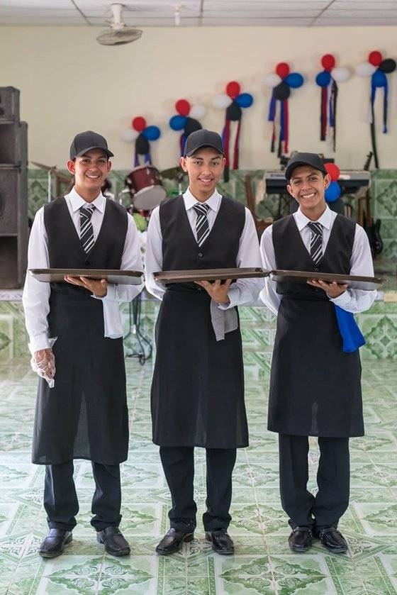 오래전 사진이다. 엘살바도르컴패션의 한 어린이센터를 후원자들과 방문했는데, 학생들이 특별한 환대를 해주겠다고 했다. 웨이터 직업교육을 받은 청소년들이 교육받은 대로 후원자들을 응대해 준 것이다. 절도 있고 자부심 넘치는 모습에 우리의 허리도 쫙 펴졌다.