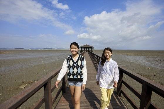 포내 어촌체험휴양마을 이곳저곳을 둘러보며 갯벌의 매력을 흠뻑 느낀 소중 학생기자단. 나무데크를 배경으로 근사한 사진도 남길 수 있다.