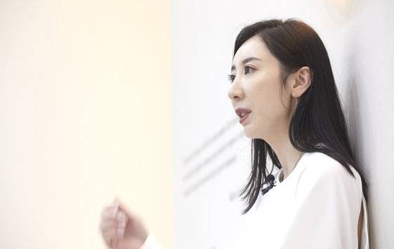 2018년 국가대표 타이틀을 내려놓은 신아람 선수는 누구나 가깝게 다가갈 수 있는 펜싱클럽을 열고 펜싱의 대중화를 위해 힘을 쏟고 있다.