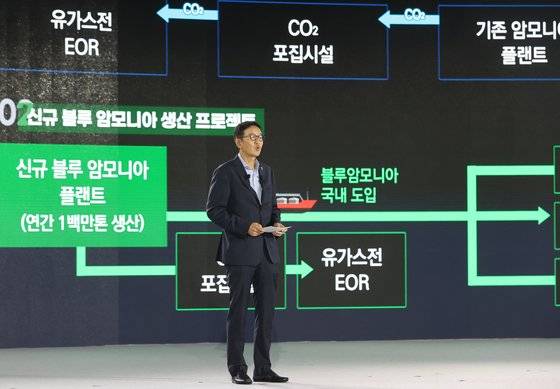 지난 7일 인천광역시 서구 현대모비스 수소연료전지공장 투자 예정지에서 열린 수소경제 성과 및 수소 선도국가 비전보고에서 허용수 GS에너지 사장이 발표하고 있다. [연합뉴스]