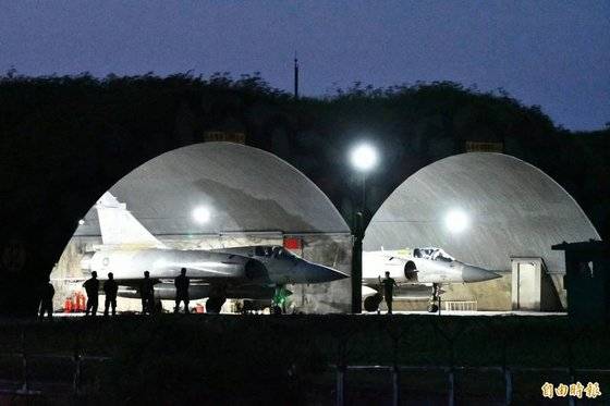 지난 4월 대만 한광(漢光) 훈련 기간 중 화롄(花蓮) 기지 격납고에서 전투기가 정비를 받고 있다. [대만 자유시보 캡처]