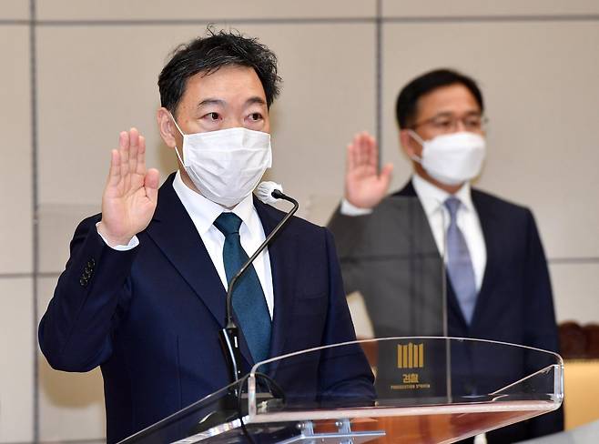 18일 서초동 대검찰청에서 김오수 검찰총장이 참석한 가운데 국회 법제사법위원회 국정감사가 실시되었다. 김총장과 참석 간부들이 증인선서를 하고 있다. 임현동 기자