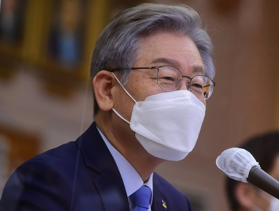 더불어민주당 대선 후보인 이재명 경기도지사가 18일 경기도 수원시 경기도청에서 열린 국회 행정안전위원회의 경기도에 대한 국정감사에서 의원 질의에 답하고 있다. [국회사진기자단=연합뉴스]