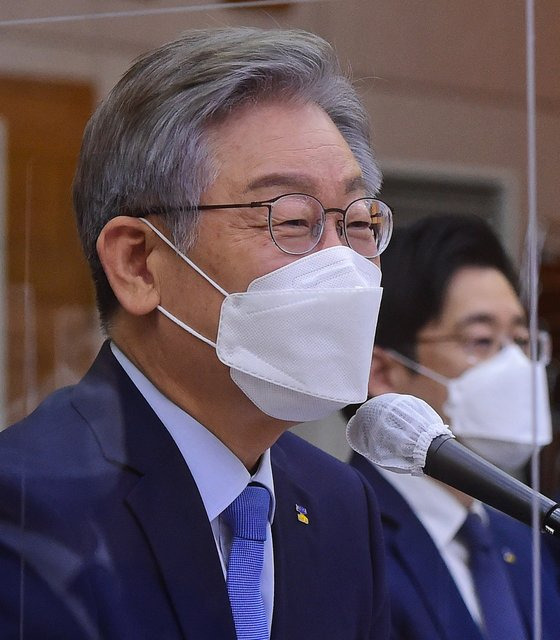 더불어민주당 대선 후보인 이재명 경기지사가 18일 경기도청에서 열린 국회 행정안전위원회의 경기도에 대한 국정감사에서 의원 질의에 답하고 있다. 뉴스1