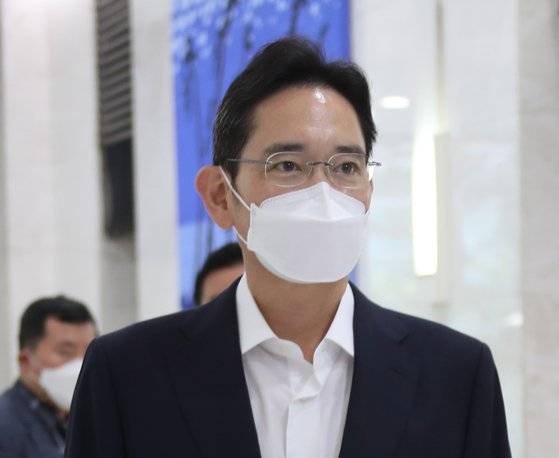 이재용 삼성전자 부회장이 지난달 14일 김부겸 국무총리가 참석하는 서울 서초구 '삼성 청년 소프트웨어 아카데미(SSAFY)' 교육 현장을 방문해 이동하고 있다. [연합뉴스]