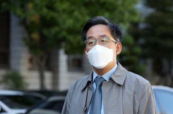 전두환 전 대통령의 사자 명예훼손 혐의 항소심 재판이 열린 18일 오후 광주 동구 광주지방법원 앞에서 전씨의 법률대리인인 정주교 변호사가 취재진의 질문에 답하고 있다. 연합뉴스