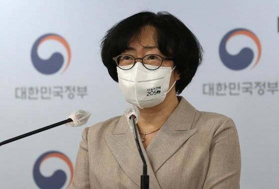 윤순진 2050 탄소중립위원회 공동위원장이 18일 정부서울청사에서 2050 탄소중립위원회 제2차 전체회의 결과를 브리핑하고 있다.연합뉴스