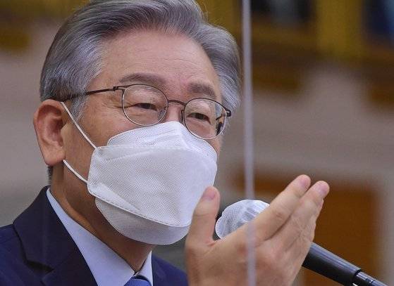 더불어민주당 대선 후보인 이재명 경기지사가 18일 경기도청에서 열린 국회 행정안전위원회의 경기도에 대한 국정감사에서 의원 질의에 답하고 있다. 임현동 기자