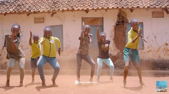 유튜브 채널 'Masaka Kids Africana Music'에 올라온 오징어 게임 패러디 영상. [유튜브 캡처]