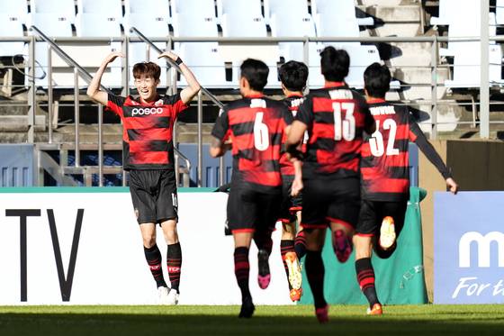 Pohang Steelers' Lee Seung-mo, left, celebrates after scoring his side's second goal against Nagoya Grampus during their AFC Champions League quarterfinal match at Jeonju World Cup Stadium in Jeonju on Sunday. [AP/YONHAP]