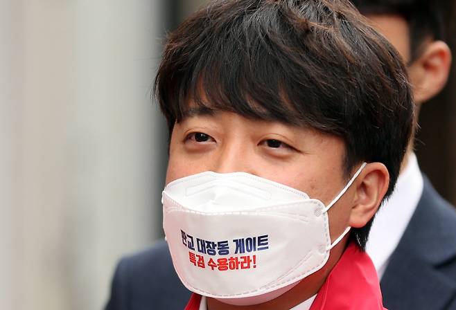 `대장동 게이트 특검 촉구 도보 1인 시위`에 나선 국민의힘 이준석 대표가 16일 오후 경남 창원시 마산합포구 오동동 3·15의거 발원지에서 발언하고 있다. [사진 출처 = 연합뉴스]