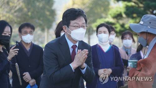 국민의힘 유승민 대선 경선 후보가 18일 경남 양산시 통도사를 방문, 합장하고 있다. [사진 출처 = 연합뉴스]