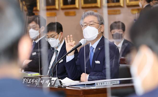 더불어민주당 대선 후보인 이재명 경기지사가 18일 오전 경기도청 대회의실에서 열린 2021년 국회 행정안전위원회의 경기도에 대한 국정감사에서 질의에 답변하고 있다. [한주형 기자]
