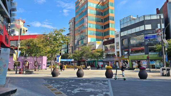 18일 정오께 서울 마포구 신촌 인근 상권. [이상현 기자]