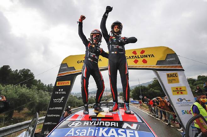 '2021 월드랠리챔피언십' 스페인 랠리에서 우승을 차지한 티에리 누빌(Thierry Neuville) 선수와 코드라이버 마틴 비데거(MartijnWydaeghe)선수가 세레모니를 하고 있다. [사진제공=현대차]