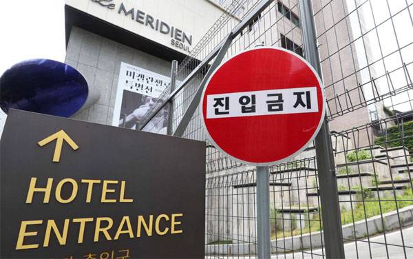 코로나19에 따른 투숙객 급감으로 올해 상반기 매각된 호텔이 이미 지난해 수준에 육박하고 있다. 올 초 매각돼 주거용 시설로 리모델링될 예정인 서울 강남구 르메르디앙 호텔 입구가 굳게 닫혀 있다. [이충우 기자]