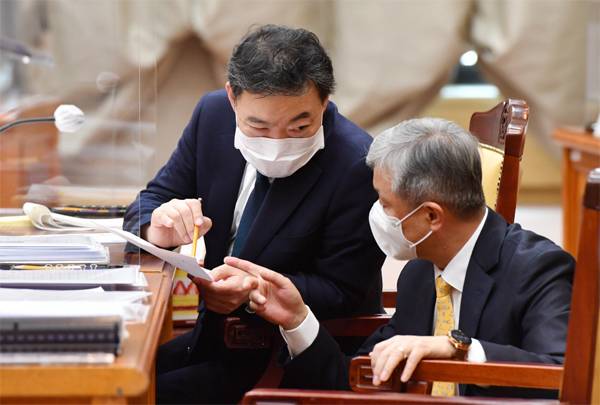 18일 서울 서초구 대검찰청에서 열린 국회 법제사법위원회 국정감사에서 김오수 검찰총장(왼쪽)이 박상진 차장검사와 이야기를 하고 있다.  [한주형 기자]