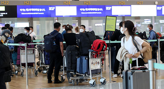 각국 정부가 입국 규제를 완화하면서 해외여행에 대한 수요가 증가하고 있다. 사진은 지난 10일 인천국제공항 출국장에서 여행자들이 수속을 하기 위해 대기하고 있는 모습. (매경DB)