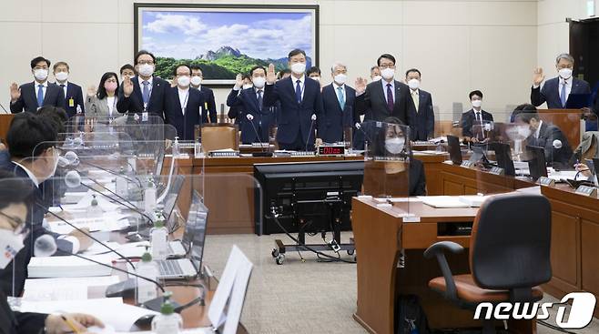 18일 국회에서 열린 환경노동위원회의 한국수자원공사, 한국환경공단 등에 대한 국정감사에서 기관장들이 증인선서를 하고 있다. /사진=뉴스1