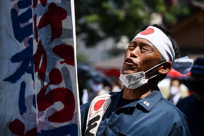 야스쿠니 신사를 찾은 일본의 극우단체 회원 /사진=AFP