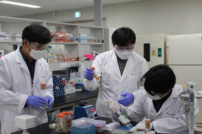 바이오리더스 연구진의 연구개발 장면.[안전성평가연구소 제공]