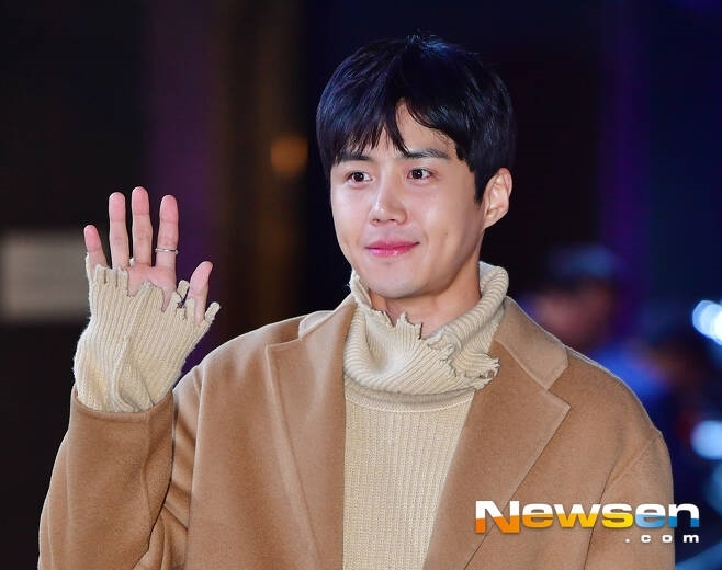 As the speculation that Actor Kim Seon-ho is KActor is spreading, I and my agency have not disclosed their official position for more than 24 hours.Netizens A posted an article on an Internet bulletin board at 5:32 pm on October 17 entitled I accuse the double and shameless reality of the popular actor Kmo Actor.A, who was a girlfriend of the popular actor K, claimed that K, who had been dating since the beginning of last year four months ago, demanded a one-sided sacrifice by marrying him and asked for abortion after he learned about his pregnancy.A wanted to give birth, but he eventually underwent a mid-term surgery at Ks suggestion, but added that he was informed of the breakup.Mr. A said, I have mental and physical damage and trauma. I will marry before I erase my child. As soon as the man who said he would live with me erased the child, he gave emotional ups and downs to all kinds of sensitive irritation as an excuse.I was angry that my agency was struggling because of my relationship with me, that my love was taken in the entertainment media, and I was angry that I was not careful and asked me to erase the picture and cleverly removed the evidence.I did not apologize or mention the story of Abortion, but I was informed of the unilateral breakup by threats and remorse, so I would like to talk about it. Mr. A did not mention Ks real name in the post, but netizens who encountered the text such as The title of the new work changed when I first received the scenario and It was a problem by shouting in a program .The drama, which was changed in title, is the TVN Saturday drama Gang Village Cha Cha Cha Cha based on the movie Somewhere in the world, something happens to someone, and the program mentioned that it screamed was estimated to be KBS 2TV entertainment 1 night 2 days Season 4.I have contacted Kim Seon-hos agency Salt Entertainment several times to confirm the fact, but I have not been in touch.If the suspicion is revealed, Kim Seon-ho will not be able to avoid image crashes, as well as various appearances and next works, AD getting off and penalty disputes.If the suspicion is not true, it is necessary to prevent the spread of rumors through a clear official announcement, and to prevent the damage to fellow entertainers who appear in AD, appearances, or next works.On the other hand, some of the Brands, in which Kim Seon-ho is working as a model, have started what they call loss.Brands such as Domino Pizza and Canon Korea have deleted Kim Seon-ho related posts such as AD photos on the afternoon of the 18th in official SNS.As a result, it has become a matter of concern whether the drama end interview schedule will be digested as scheduled.Kim Seon-ho will conduct a video interview with a number of media on the 20th to commemorate the end of Gang Village Cha Cha Cha.On the other hand, Kim Seon-hos Gang Village Cha Cha Cha starring Hong Doo-sik was ending on the 17th.Kim Seon-hos next film is Lee Sang-geuns new film, Date at 2 oclock. It is scheduled to crank in March 2022. Kim Seon-ho is set to make his screen debut with this film.Park, Hoon Jungs new film Sad Tropical is also under positive review.Separately, Kim Seon-ho is appearing on KBS 2TV entertainment 1 night and 2 days season 4 which is broadcast every Sunday.