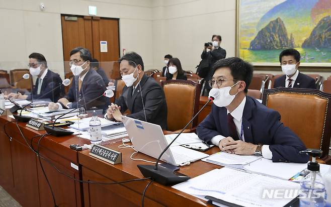 [서울=뉴시스] 최동준 기자 = 18일 서울 여의도 국회에서 열린 정무위원회의 예금보험공사, 한국자산관리공사, 한국주택금융공사 등에 대한 국정감사에서 최준우 한국주택금융공사 사장이 질의에 답변하고 있다. (공동취재사진) 2021.10.18. photo@newsis.com