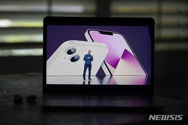 [쿠퍼티노=AP/뉴시스] 팀 쿡 애플 CEO가 14일(현지시간) 미 캘리포니아 쿠퍼티노 애플파크에서 온라인 행사로 신제품 발표회를 열고 화상을 통해 아이폰13을 소개하고 있다. A15 바이오닉 칩이 탑재된 아이폰13 시리즈는 '아이폰13(6.1인치)'을 비롯해 '아이폰13 미니(5.4인치)', '아이폰13 프로(6.1인치)', '아이폰13 프로 맥스(6.7인치)' 등 4가지 모델로 구성됐다. 2021.09.15.