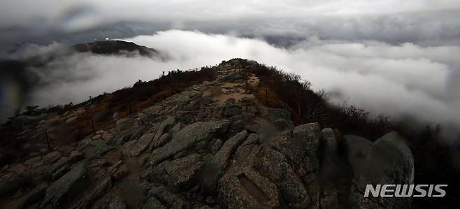 [양양=뉴시스] 김경목 기자 = 16일 오후 9시를 기해 올 가을 첫 한파주의보가 발령된다. 강원도에서 가장 기온이 낮은 설악산 국립공원 중청봉이 15일 구름에 덮이고 있다. 2021.10.16. photo31@newsis.com