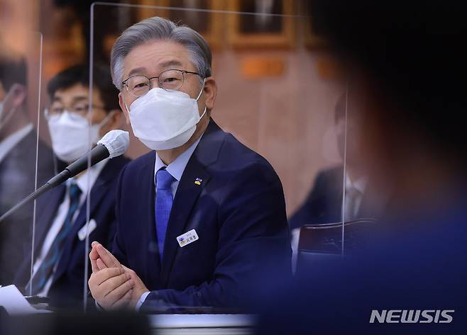 [수원=뉴시스] 국회사진기자단 = 더불어민주당 대선 후보인 이재명 경기지사가 18일 경기도청에서 열린 국회 행정안전위원회의 경기도에 대한 국정감사에서 의원 질의에 답변하고 있다. (공동취재사진) 2021.10.18. photo@newsis.com