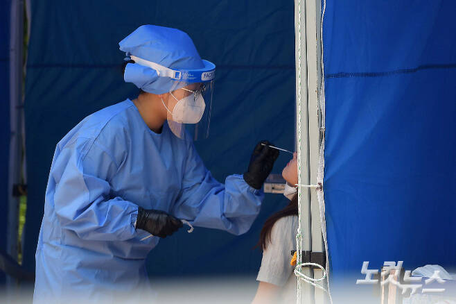 임시 선별진료소에서 의료진이 검체를 채취하고 있다. 박종민 기자