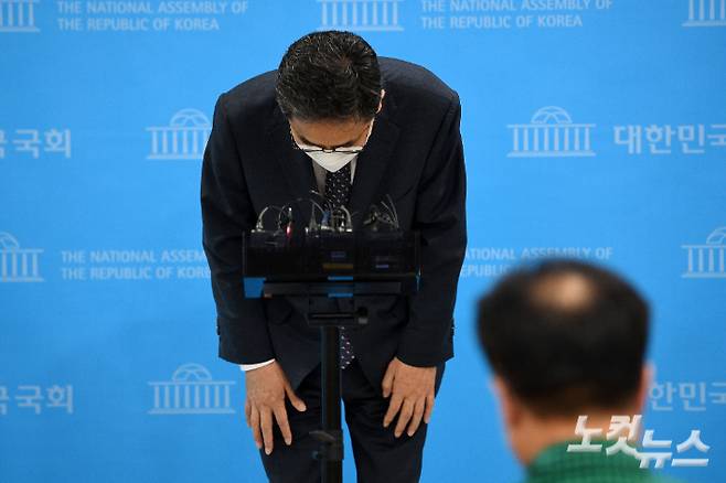 화천대유에서 근무한 아들의 퇴직금 '50억'으로 논란이 일고 있는 무소속 곽상도 의원이 2일 오전 서울 여의도 국회 소통관에서 의원직 사퇴 기자회견 후 취재진과 질의응답을 마치며 인사하고 있다. 황진환 기자