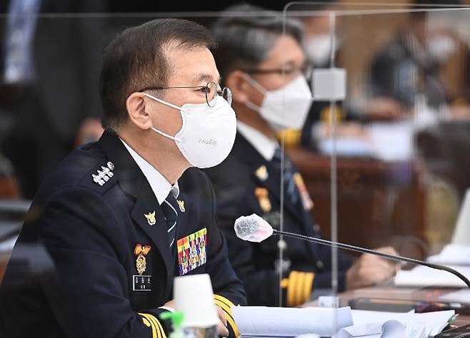 18일 경기도 수원시 경기남부경찰청에서 열린 국회 행정안전위원회의 경기남·북부경찰청에 대한 국정감사에서 김원준 경기남부경찰청장이 질의에 답변하고 있다. 연합뉴스