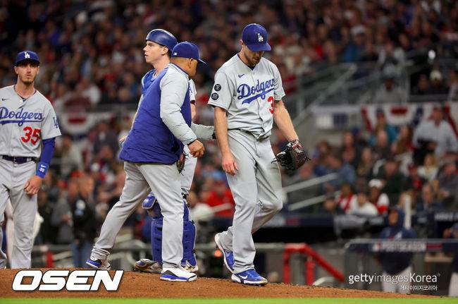 [사진] LA 다저스 데이브 로버츠 감독이 맥스 슈어저를 교체하고 있다. ⓒGettyimages(무단전재 및 재배포 금지)
