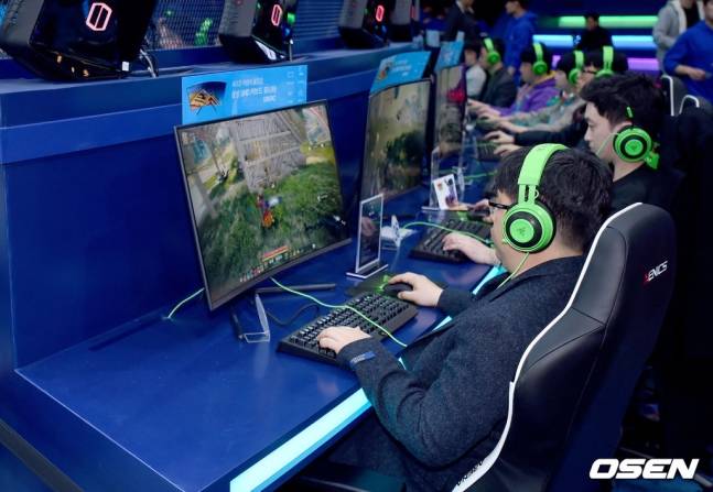 [OSEN=부산, 김성락 기자] 14일 부산 벡스코에서 국제게임전시회 ‘2019 지스타'가 개막했다. 참가자들이 '섀도우아레나'를 시연해보고 있다. / ksl0919@osen.co.kr